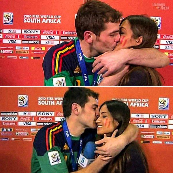 Bu öpücük de hafızalarınızdadır. Sara Carbonero ile Iker Casillas 2016 yılında evlenmişti. Annesine inat, herkese inat mutluydu. Dünya, Iker Casillas için adeta cennet bahçesiydi.