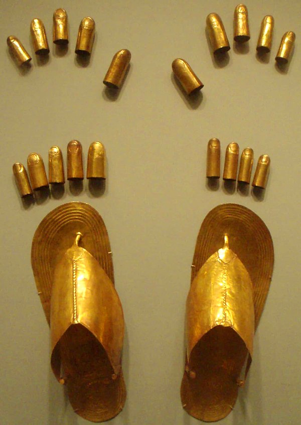 7. Firavun III. Thutmos'un Eşlerinin Mezarında Bulunan Altın Sandaletler ve Parmak Kaplamaları