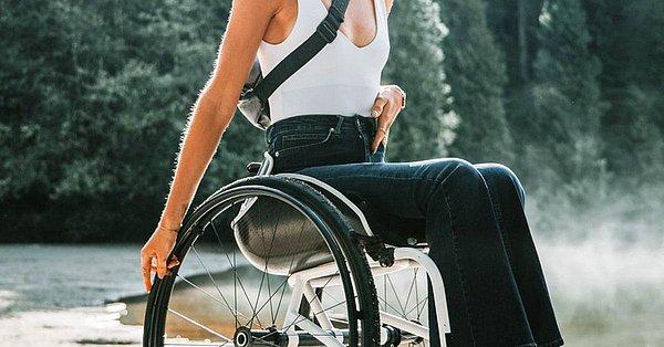 Genç kadın geçirdiği operasyonun ardından yaralarının canını çok acıttığını ve bu nedenle tekerlekli sandalyeyle işe gittiğini söylüyor.