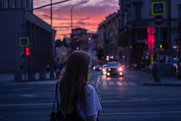 "Çalışmanın sonuçları şöyle devam ediyor: "Arkadaşlarla sosyalleşmek genelde mutluluk verse de, bu çalışmadan alınan verilerde kalabalık bir grup insanla birlikte olmanın mutsuzluğa yol açtığı görüldü...