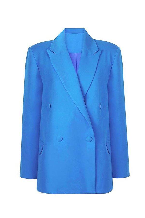 5. Pek çok kombinde yer verebileceğiniz mavi ceket.