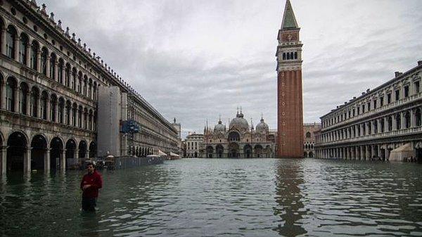 4. "Hamburg ve Venedik gibi şehirlerde binaların su üzerine dikilmiş olması çok germişti beni."