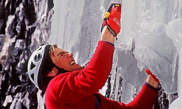 Kendisi 90’lı yılların en meşhur ve belki de en iyi dağcılarından biriydi. Everest’e iki kez çıkan Alex, aynı zamanda en yakın arkadaşı Conrad Anker ile birlikte Himalayalar ve Antartika’da da defalarca kez hız rekorları kırdı.