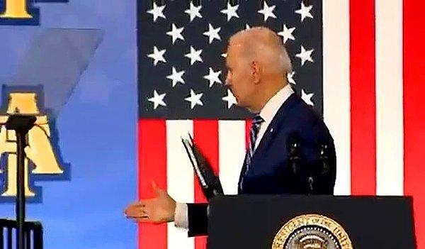 7. ABD Başkanı Joe Biden, yaptığı bir konuşma sonrası arkasına dönüp tokalaşmak için birilerini aradı.
