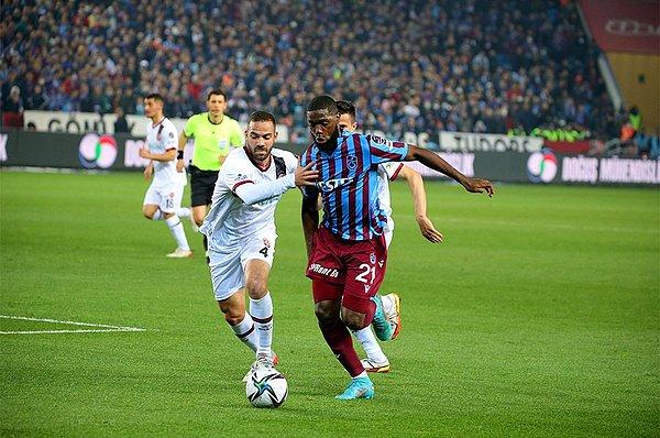 Spor Toto Süper Lig'in 33. haftasında Trabzonspor, sahasında VavaCars Fatih Karagümrük ile karşı karşıya geldi.
