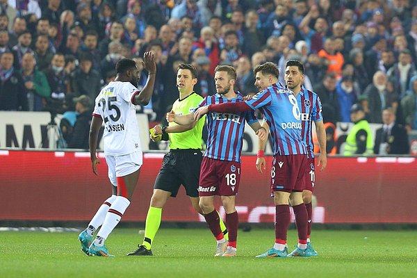 Bu sonucun ardından puanını 73'e yükselten Trabzonspor, maç fazlasıyla en yakın takipçisi Fenerbahçe'nin 14 puan önünde zirvede yer aldı.