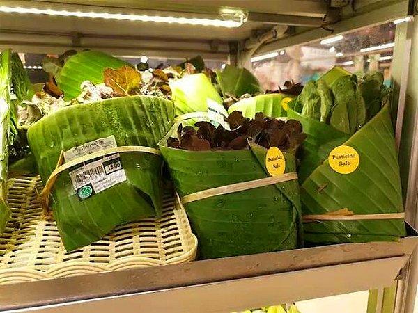 4. "Tayland'da marketlerde ürünleri muz yapraklarına sarıyorlar."