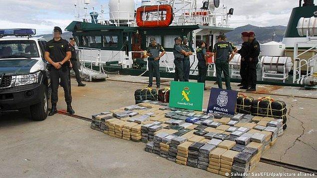 Polis, yakıt depolarından birine gizlenmiş, piyasa değeri 72 milyon euro olduğu tahmin edilen 2,9 ton kokaine el koydu.