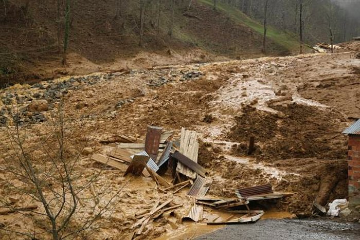 Sürmene'de Heyelan: 3 Ev ve 1 Okul Toprak Altında Kaldı, 19 Ev Boşaltıldı