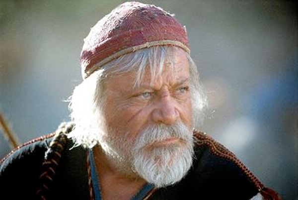 Önce çözüm olarak Oliver Reed’in oynadığı sahneleri tekrar çekmeyi düşünüyorlar.