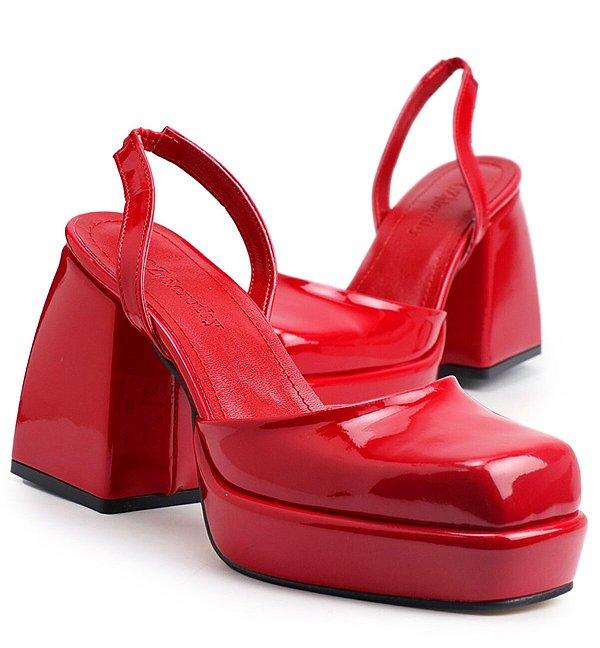 12. Rugan topuklu kırmızı ayakkabı modeli ile benzersiz kombinlere imza atabilirsiniz.