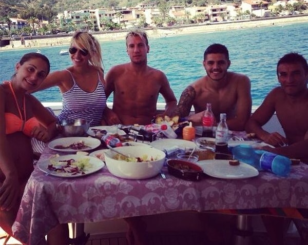 Fakat bu kendisinin ilk vakası değil... Wanda Nara, Mauro Icardi ve Maxi Lopez arasındaki ilişki, futbol dünyasında oldukça ses getirmiş ve medyanın ilgisini çeken bir aşk üçgeni haline gelmişti.