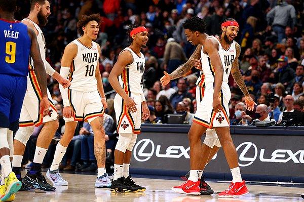 Normal sezonu en yüksek galibiyet yüzdesi ile tamamlayan ve şampiyonluğun en güçlü adayı Phoenix Suns, evinde sürpriz bir yenilgi aldı.