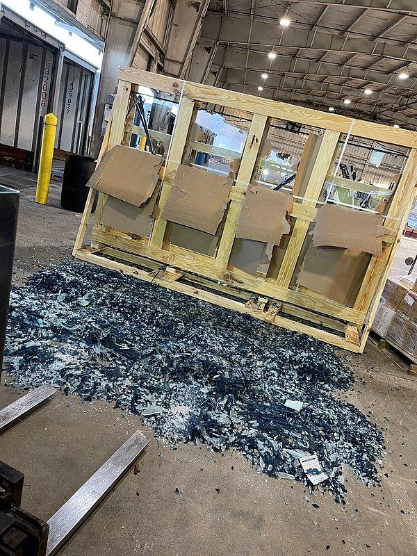 9. "İş yerinde bir çocuk ilk gününde 40 bin dolarlık cam paletini düşürdü."