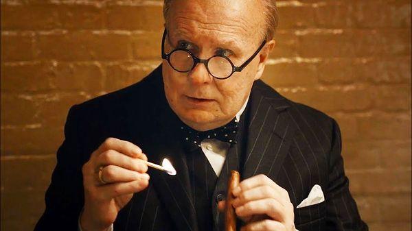 10. Darkest Hour filminde Gary Oldman, Winston Churchill'in 20.000 dolar değerindeki favori purosunu içtikten sonra nikotin zehirlenmesi yaşadı.