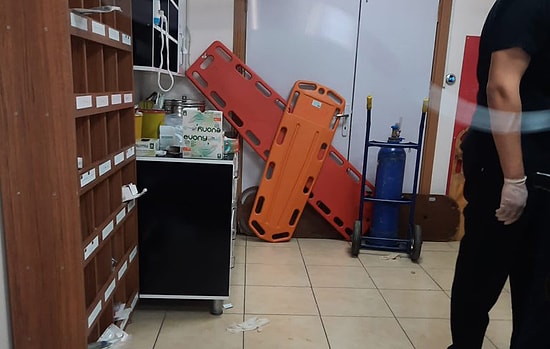 Hasta Yakınları, Sağlık Çalışanlarına Saldırdı; Polisin Belinden Alınmaya Çalışılan Tabanca Ateş Aldı