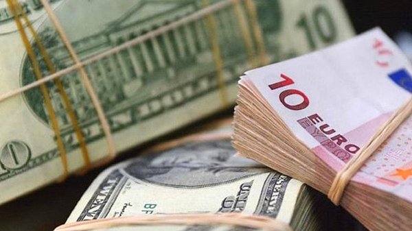 Dolar/TL, cuma günü bankalararası piyasada yüzde 0,2 oranında artışla 14,7427'den haftayı kapatırken, bugün açılışta 14,7640 seviyesinde işlem gördü.