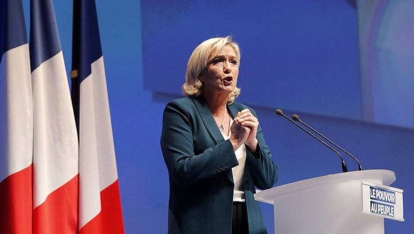 Aşırı sağcı Ulusal Birlik Partisi'nin lideri ve cumhurbaşkanı adayı Marine Le Pen, seçim vaatleri ve yapmak istediği reformlarla pek çok çevreleri kızdırırken destek gördüğü de oldu.