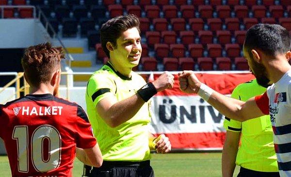 Futbolcularla iletişim kurmayı seven Mehmet Türkmen, çok fazla kartını kullanan bir hakem değil.