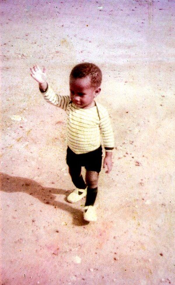 İnsanların bu hayat şartlarından tek kaçış şansları ise Fransa'ya göçmek. Drogba ailesinin tek umudu ise Fransa'da yaşayan futbolcu akrabaları Michel Goba'ydı.