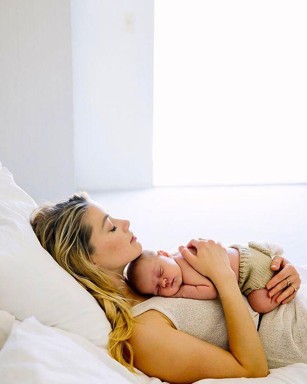 2021 yılında ise taşıyıcı anne aracılığıyla dünyaya gelen kızı Oonagh Paige Heard doğdu.