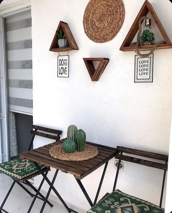 5. Küçük balkonların en sevileni bistro setler