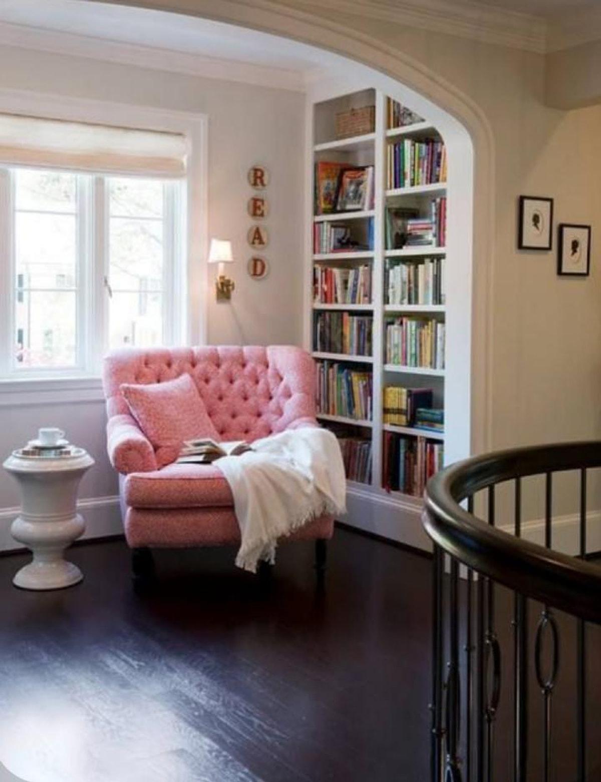 Комната углом дизайн. Уютная комната для чтения. Уютный уголок в интерьере. Уголок для чтения дома интерьер. Уголок для чтения в интерьере.