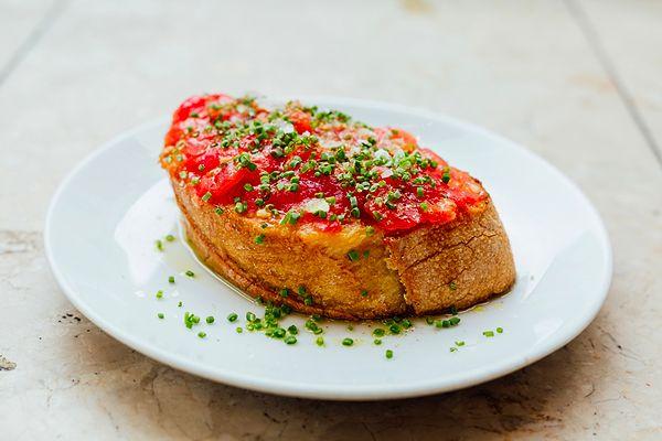 İspanya- Pan co tomate. Yani domatesli ekmek...
