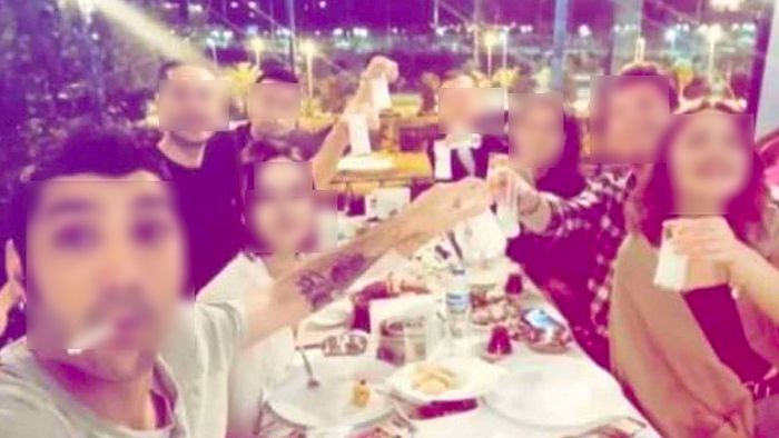 'Rakılı Fotoğraf' Nedeniyle İşinden Olan Çalışanın Avukatı Konuştu: 'Tehdit Ediliyorlar'