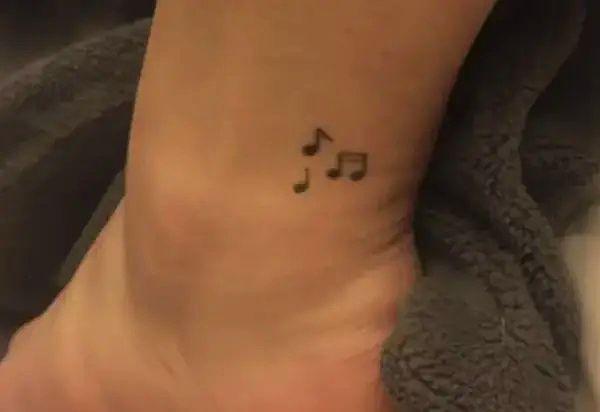 30. Birinin bileğinde veya ayak bileğinde küçük müzik sembollerinden oluşan bir küme.