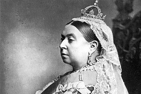 4. Kraliçe Victoria beyaz gelinlik giyme geleneğini başlattı.