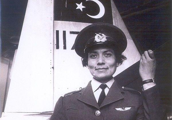 Bugün ölen Türkler arasında olan Leman Bozkurt Altınçekiç, liseden hemen sonra Türkkuşu'nda eğitim alarak pilot olur. 1954 yılında orduya alınır ve 1958'de jet brövesini takarak hem Türkiye'nin hem de NATO'nun ilk kadın jet pilotu olur.