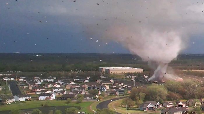 Kansas'ta 100'den Fazla Binayı Paramparça Eden Hortumun Evleri Uçurduğu Korkutucu Anlar Böyle Kaydedildi