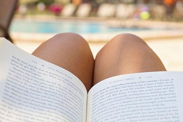 7. Sakin bir tatilin vazgeçilmezi: Şezlonga uzanıp kitap okumak