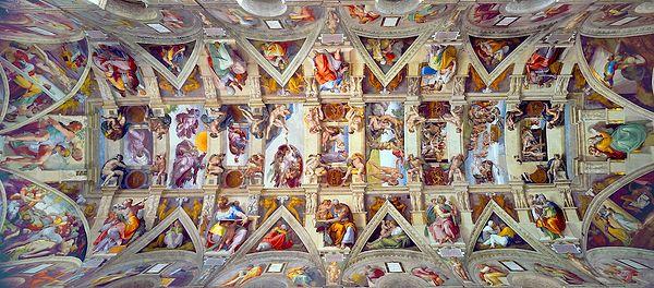 7. Şapelin tavanlarını boyamak için çoğu sanatçı iskelenin üzerine yatıyordu, fakat Michelangelo bunu için farklı bir iskele tasarladı ve eserlerini ayakta yaptı.