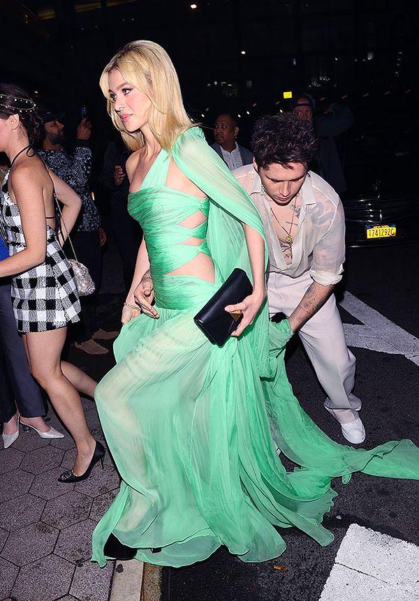 Brooklyn Met Gala'da da kukiliğini elden bırakmadı ve tüm gece eşi Nicola'nın eteklerinde gezdi, elbisesini düzeltti.