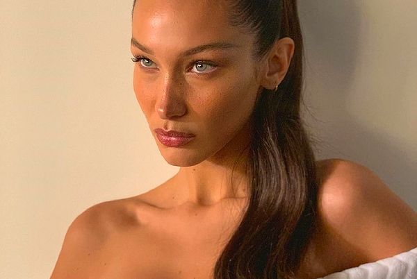 Günümüz güzellik algılarını belirleyen isimlerden biri olan, her yaptığıyla hem moda sektöründe hem de güzellik sektöründe algıları değiştiren ünlü model Bella Hadid adını sık duyduğumuz isimlerden biri.