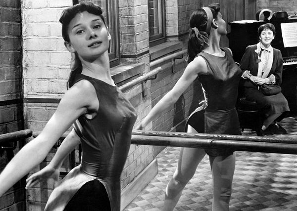Hepburn bale eğitimine devam etmiş savaşın ardından Londra'ya dönmüştü. Audrey Hepburn, küçük rollerle oyunculuk yapmaya başladı.