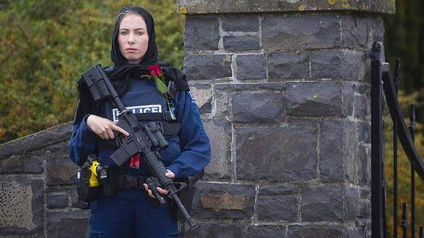 3. Yeni Zelanda'da gerçekleşen cami saldırısı sonrasında hayatını kaybedenlere saygısını gösterebilmek için yakasına bir gül takarak nöbet tutan polis memuru: