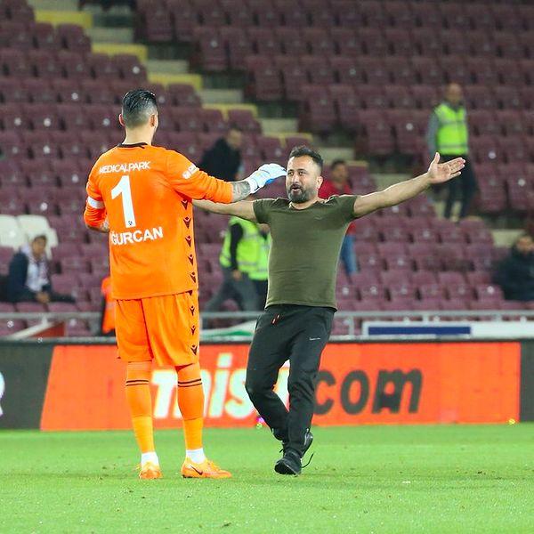 Maç sırasında sahaya giren bir taraftar, Uğurcan Çakır'a sarıldı.