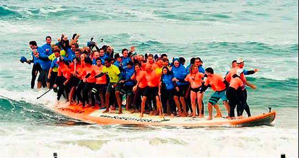 Sörf Tahtasının Üzerinde 66 Kişi Durma Rekoru