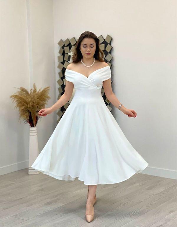 3. Klasik bir nikah elbisesi için kayık yaka midi elbise...