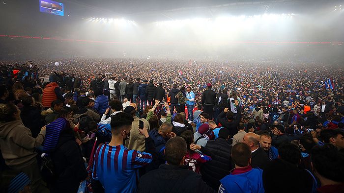 Trabzonspor'un Şampiyonluk Kutlamaları Şimdi de Yenikapı'da: Yine Demet Akalın'dan Kulüp Çaldı