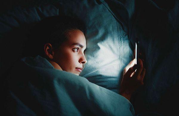 Yatmadan en az 30 dakika önce elektronik cihazları kapatın.