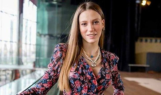 Serenay Sarıkaya Dansıyla Herkesi Büyüledi: Sosyal Medya Bu Video İle Çalkalandı!