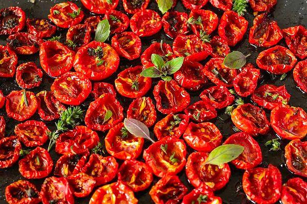 Kınık kuru domatesi. İzmir'in Kınık ilçesinde üretilen bu kuru domatesler, güneşin altında kurutularak elde edilir. Enfes bir tada sahip Kınık kuru domatesi, 2022 yılında coğrafi tescilini de aldı!