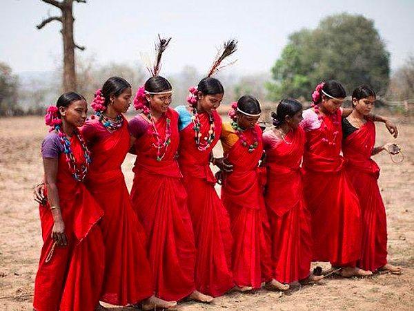 4. Hindistan'ın The Deer Horn Muria kabilesinde Ghotul festivalinde kadın ve erkekler dans törenlerinden sonra toplu seks yapıyor.