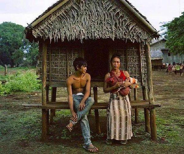 10. Kreung isimli kabilede genç kadınlar için kulübeler inşaa ediliyor.