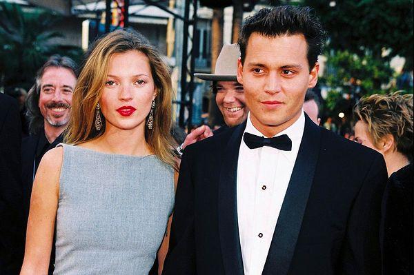 Kate Moss'un olayla alakasını bilmeyenler için hemen açıklayalım. 2020 yılında Amber Heard, Johnny Depp'in Kate Moss ile birlikteyken ünlü mankeni merdivenlerden ittiğini iddia etmişti.