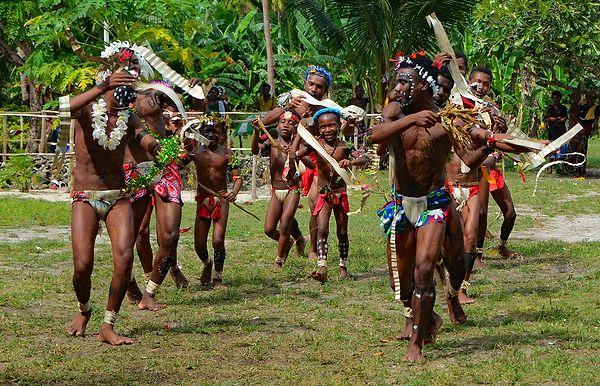 12. Papua Yeni Gine'de Trobriand kabilesinde evlilik öncesi cinsel birlikteliği destekliyorlar fakat çiftlerin evlenmeden şöyle romantik bir akşam yemeği yemelerine izin vermiyorlar.